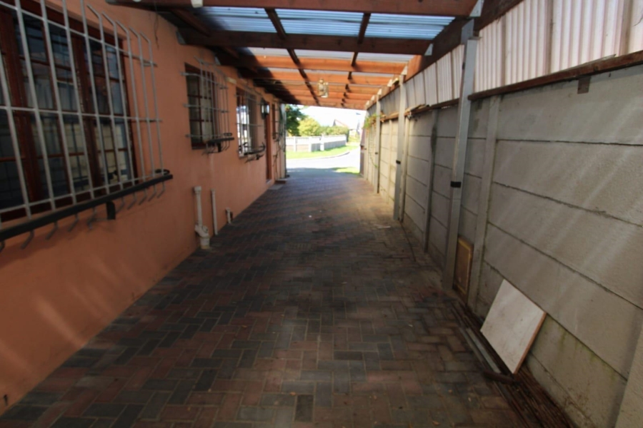 4 Bedroom Property for Sale in London Village Western Cape